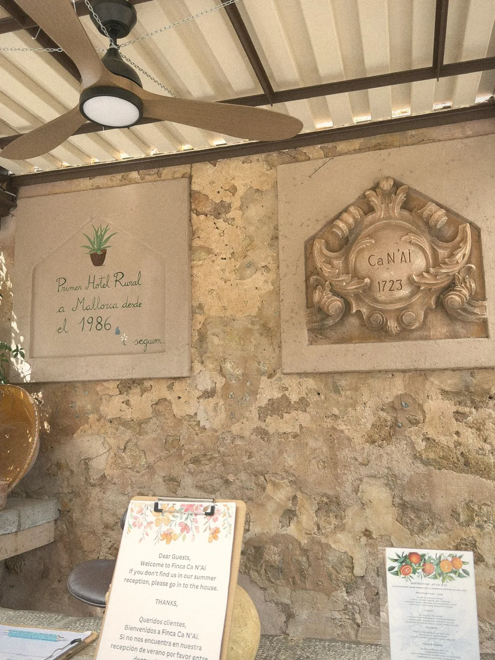 Two plaques on an old stone wall: a carved crest reading Ca N'Ai 1723, and a painted sign reading Primer Hotel Rural a Mallorca desde el 1986